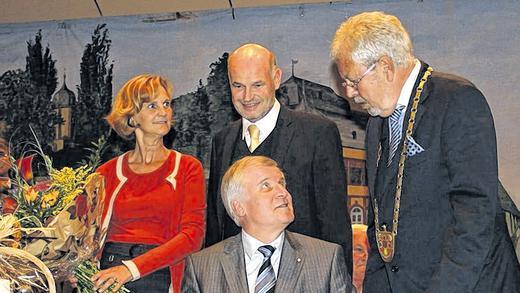 . . . und empfängt Besuch aus München. . . . und empfängt Besuch aus München.