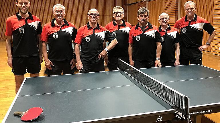 Die Niederwerrner Dritte dominiert und wird Meister - Die dritte Tischtennis-Männer-Mannschaft des VfL Niederwerrn bestimmte von Beginn an das Geschehen in der Bezirksklasse B Gruppe 2 Nordwest und holte sich mit 29:3 Punkten und 140:58 Spielen mit großem Vorsprung den Meistertitel in dieser Klasse. Eingesetzt wurden (von links) Philipp Zehe (10:9), Peter Dückert (19:3), Wolfgang Räth (13:7), Günter Bauer (17:9), Stefan Hofrichter (20:3), Willi Fischer (7:5) und Torsten Braszus (18:9). In den Doppeln punkteten während der Saison vor allem Dückert/Räth (13:2), Braszus/Zehe (11:3) und Hofrichter/Bauer (7:4). (HGZ) Die Niederwerrner Dritte dominiert und wird Meister - Die dritte Tischtennis-Männer-Mannschaft des VfL Niederwerrn bestimmte von Beginn an das Geschehen in der Bezirksklasse B Gruppe 2 Nordwest und holte sich mit 29:3 Punkten und 140:58 Spielen mit großem Vorsprung den Meistertitel in dieser Klasse. Eingesetzt wurden (von links) Philipp Zehe (10:9), Peter Dückert (19:3), Wolfgang Räth (13:7), Günter Bauer (17:9), Stefan Hofrichter (20:3), Willi Fischer (7:5) und Torsten Braszus (18:9). In den Doppeln punkteten während der Saison vor allem Dückert/Räth (13:2), Braszus/Zehe (11:3) und Hofrichter/Bauer (7:4). (HGZ)