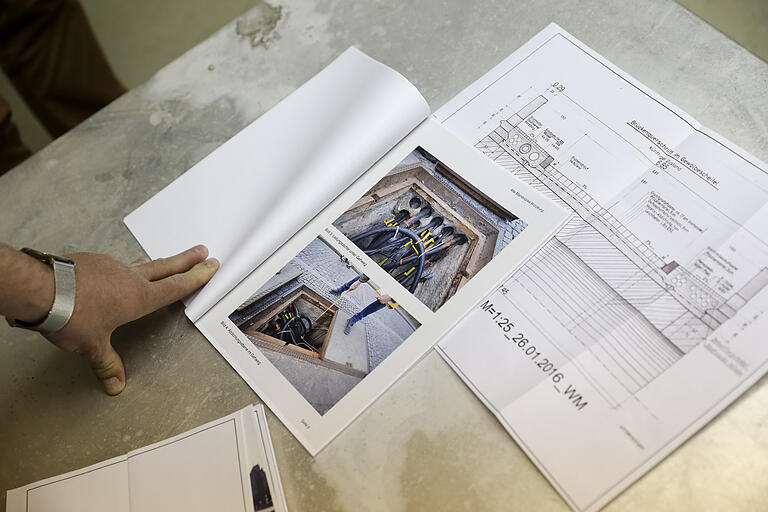 Knut Wolfram zeigt Fotos, aus denen hervorgeht, wie dicht die Leitungen unter der Gehwegoberfläche liegen. Knut Wolfram zeigt Fotos, aus denen hervorgeht, wie dicht die Leitungen unter der Gehwegoberfläche liegen.