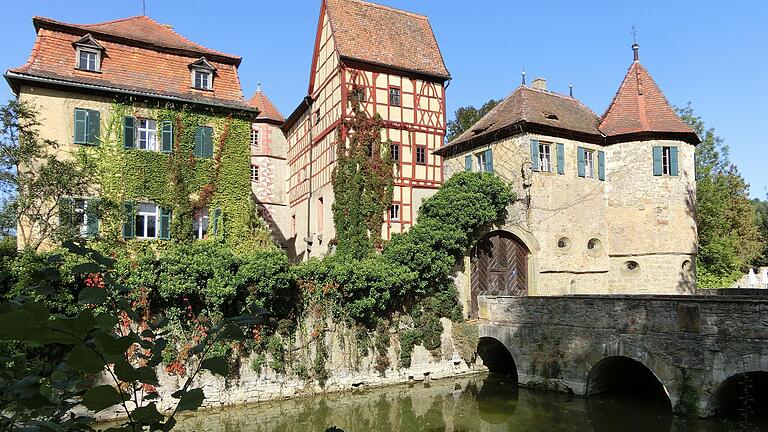 In seinem Innenhof bietet das prachtvolle Unslebener Wasserschloss die Möglichkeit, sich inmitten von historischen Bruchsteinmauern trauen zu lassen. In seinem Innenhof bietet das prachtvolle Unslebener Wasserschloss die Möglichkeit, sich inmitten von historischen Bruchsteinmauern trauen zu lassen.