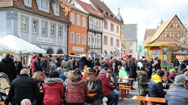 Wenige Tage vor Ostern war das Frühlingsfest in Gerolzhofen wieder ein voller Erfolg. Mehrere tausend Menschen bummelten bei Sonnenschein über den Marktplatz und durch die angrenzenden Straßen.
