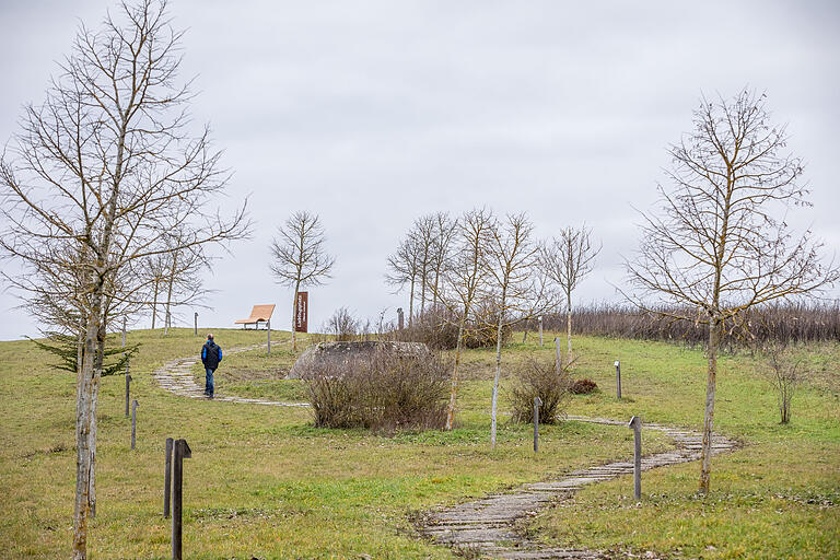 An der Station 'Haderäcker' und Friedensdenkmal wurde rund um die restlichen Fragmente des Radargerätes 'Würzburger Riese' ein Friedensdenkmal geschaffen. Ein rund 100 Meter langer Friedensweg, der von Nationenbäumen umsäumt ist, führt hoch zu einem Aussichtspunkt, an dem auch eine Bank zum Verweilen einlädt. An der Station 'Haderäcker' und Friedensdenkmal wurde rund um die restlichen Fragmente des Radargerätes 'Würzburger Riese' ein Friedensdenkmal geschaffen. Ein rund 100 Meter langer Friedensweg, der von Nationenbäumen umsäumt ist, führt hoch zu einem Aussichtspunkt, an dem auch eine Bank zum Verweilen einlädt.