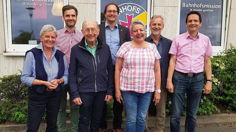 Die alte und die neue Vorstandschaft des Fördervereins Bahnhofsmission Würzburg: vorne (von links) Christa Rüger, Helmut Fries, Lilian Stumpf, Andreas Müller; hinten (von links) Johannes Hasler, Kilian Bundschuh und Helmut Lang.