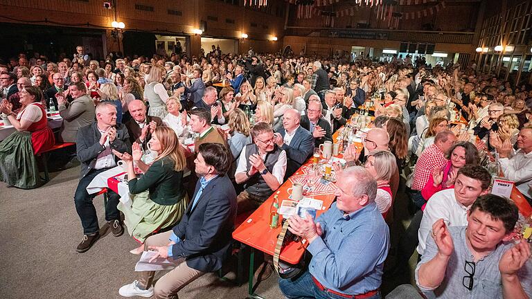 Die Rudi-Erhard-Halle war mit gut 500 Gästen ausverkauft. Die Rudi-Erhard-Halle war mit gut 500 Gästen ausverkauft.