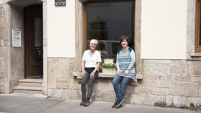 Andrea Dehler (links) und Petra Neckermann organisieren den neu eröffneten Heidingsfelder StadtteilLaden. Foto: Diakonisches Werk Würzburg