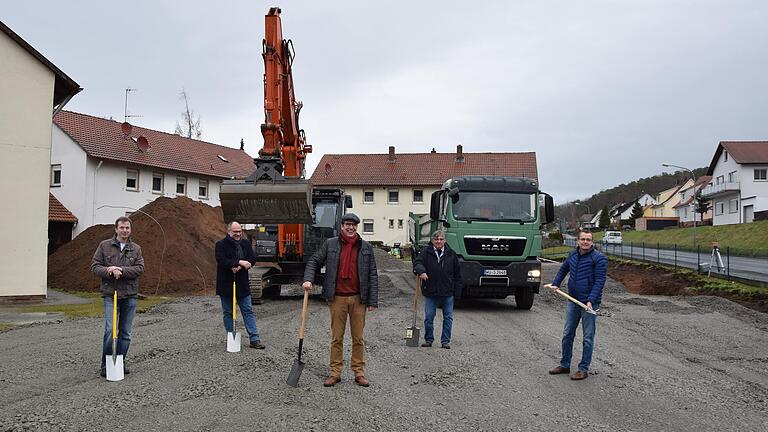 Die in Marktheidenfeld ansässige gemeinnützige Baugenossenschaft Heimstättenwerk baut in Kreuzwertheim zwei mehrgeschossige Wohnhäuser mit zusammen 16 Mietwohnungen. Mit einem symbolischen Spatenstich signalisierten am Donnerstag den Baubeginn (von links): Bernd Koch (Geschäftsführer), Jochen Harth (planender Architekt), Bürgermeister Klaus Thoma, Manfred Herwig (Vorstand), Christian Menig (Aufsichtsratsvorsitzender). Die in Marktheidenfeld ansässige gemeinnützige Baugenossenschaft Heimstättenwerk baut in Kreuzwertheim zwei mehrgeschossige Wohnhäuser mit zusammen 16 Mietwohnungen. Mit einem symbolischen Spatenstich signalisierten am Donnerstag den Baubeginn (von links): Bernd Koch (Geschäftsführer), Jochen Harth (planender Architekt), Bürgermeister Klaus Thoma, Manfred Herwig (Vorstand), Christian Menig (Aufsichtsratsvorsitzender).