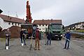 Die in Marktheidenfeld ansässige gemeinnützige Baugenossenschaft Heimstättenwerk baut in Kreuzwertheim zwei mehrgeschossige Wohnhäuser mit zusammen 16 Mietwohnungen. Mit einem symbolischen Spatenstich signalisierten am Donnerstag den Baubeginn (von links): Bernd Koch (Geschäftsführer), Jochen Harth (planender Architekt), Bürgermeister Klaus Thoma, Manfred Herwig (Vorstand), Christian Menig (Aufsichtsratsvorsitzender).