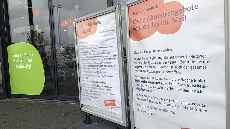 Mit großen Schildern vor und im Geschäft weist tegut im Würzburger Stadtteil Rottenbauer auf einen Cyber-Angriff hin.