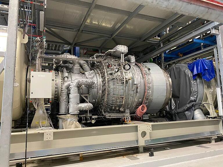 Die neue Gasturbine produziert genug Strom, um neben der Papierfabrik auch sämtliche Wohnhäuser im Landkreis Haßberge mit Strom zu versorgen. Die neue Gasturbine produziert genug Strom, um neben der Papierfabrik auch sämtliche Wohnhäuser im Landkreis Haßberge mit Strom zu versorgen.
