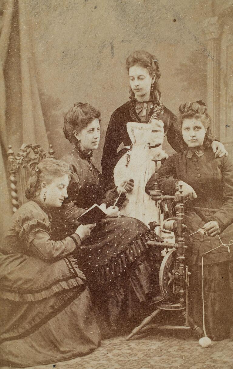 Die vier Schwestern Dauthendey, links hockend Elisabeth mit Buch in der Hand. Aufnahme von Carl Albert Dauthendey um 1875. Die vier Schwestern Dauthendey, links hockend Elisabeth mit Buch in der Hand. Aufnahme von Carl Albert Dauthendey um 1875.