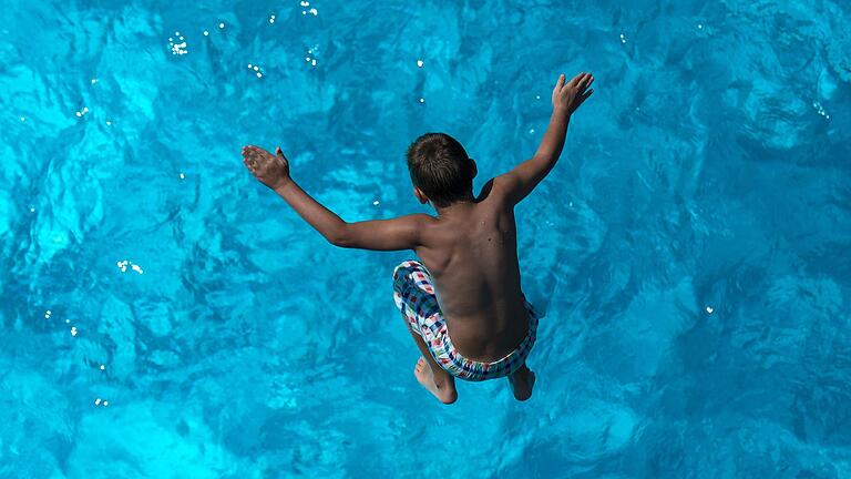 Eine Traumvorstellung in schlaflosen Hitzenächten: Wenn man jetzt nur ins Freibad könnte...