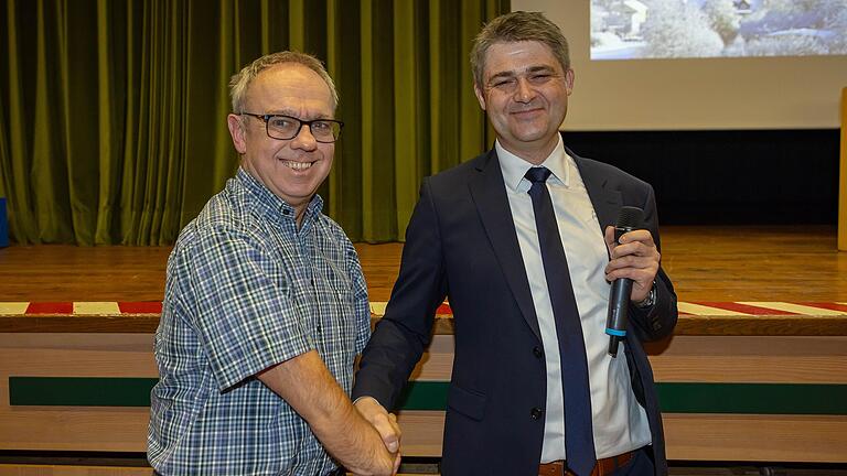 Bürgermeister Michael Kraus (rechts) gratuliert Stephan Schmid vom TTC Mellrichstadt zu seinen sportlichen Erfolgen. Bürgermeister Michael Kraus (rechts) gratuliert Stephan Schmid vom TTC Mellrichstadt zu seinen sportlichen Erfolgen.