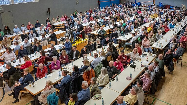 Die TV-Halle in Bad Brückenau war voll: Rund 300 Zuschauerinnen und Zuschauer verfolgten die Diskussion der Kandidaten.