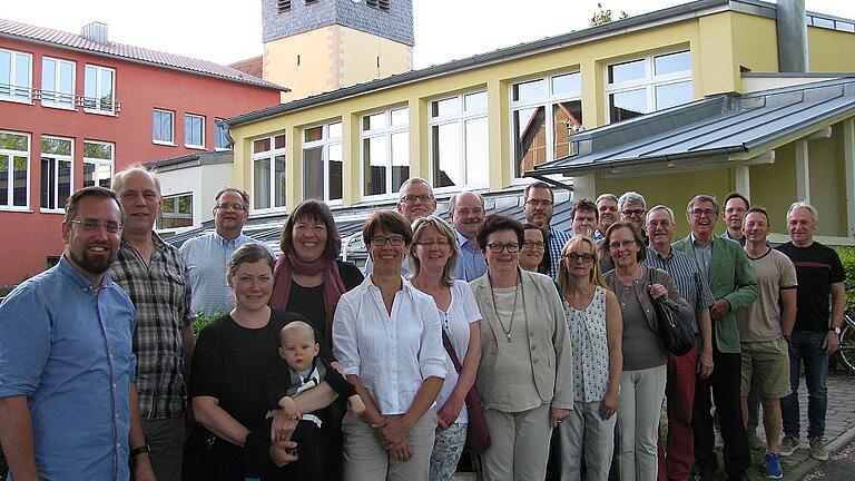 Zum 20-jährigen Bestehen der &bdquo;Arbeitsgemeinschaft Sport und Gesundheit im Schullandheim&ldquo;, die erneut eine Tagung in Rappershausen abhielt, wurde eine Feier ausgerichtet, an der auch der Heimbeirat teilnahm. Bürgermeister Florian Liening-Ewert (links) begrüßte seine Hausgäste mit Andreas Hagedorn an der Spitze (hintere Reihe Mitte).