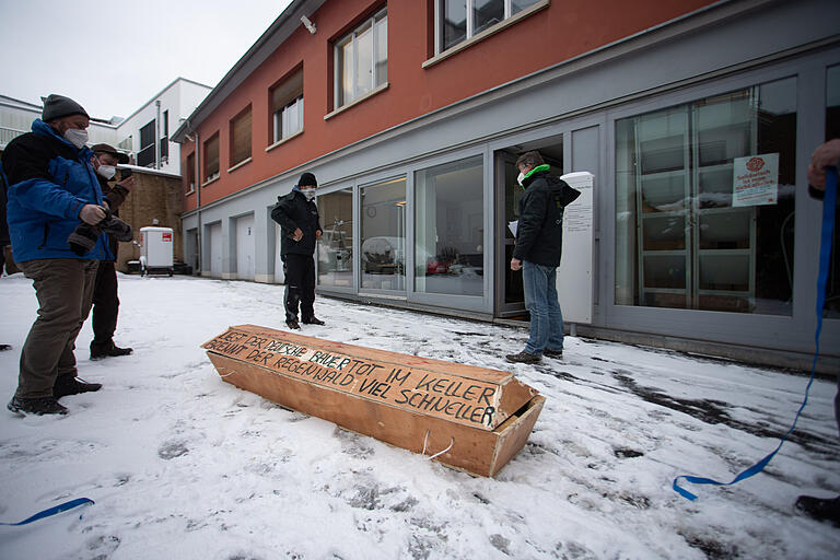 Vor dem SPD-Büro legten die Landwirte einen symbolischen Sarg nieder.