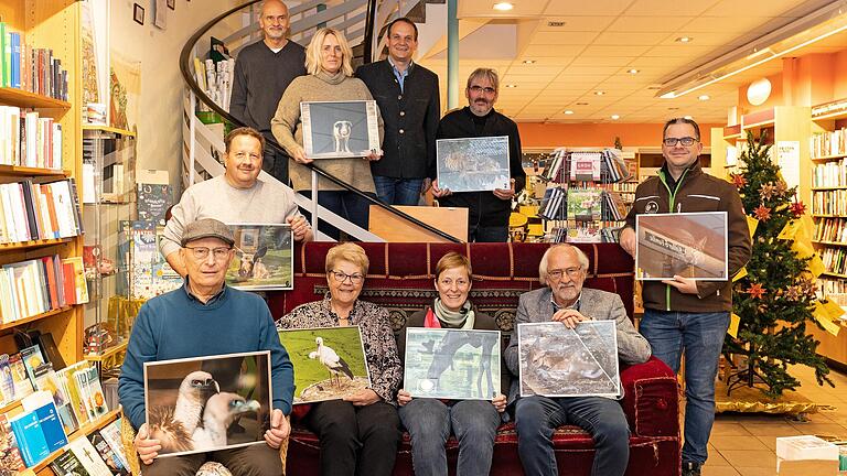 Die besten Fotos vom Schweinfurter Wildpark sind im Wildparkkalender 2023 zu finden. Das Bild zeigt sitzend von links: Rudolf Kunz, Ingrid Dreyer, Claudia Schlör, Ekkehard Römmelt. Stehend von links: Dieter Bauer, Walter Raab (Buchhandlung Collibri), Sonja Graf, Florian Dittert, Siegfried Schmid und Torsten Ott (Schatzmeister Wildparkfreunde).