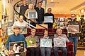 Die besten Fotos vom Schweinfurter Wildpark sind im Wildparkkalender 2023 zu finden. Das Bild zeigt sitzend von links: Rudolf Kunz, Ingrid Dreyer, Claudia Schlör, Ekkehard Römmelt. Stehend von links: Dieter Bauer, Walter Raab (Buchhandlung Collibri), Sonja Graf, Florian Dittert, Siegfried Schmid und Torsten Ott (Schatzmeister Wildparkfreunde).