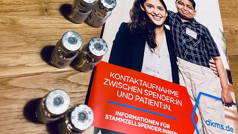 Das Foto zeigt die leeren Fläschchen mit dem Wachstumshormon, das Josephine Lippitz sich spritzen musste sowie Informationsmatieral der DKMS.