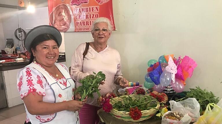 Bürgermeisterin Sorya Lippert bereitet gemeinsam mit einer Helferin aus Tarija den sogenannten Comadre-Korb vor. Einen solchen Korb mit der Torta (süßes Brot) hatte sie 2023 bei ihrem Besuch von der Deutschen Schule in Tarija bekommen. Er ist ein Symbol der Verantwortung füreinander und muss im folgenden Jahr zurückgegeben werden. Bürgermeisterin Sorya Lippert bereitet gemeinsam mit einer Helferin aus Tarija den sogenannten Comadre-Korb vor. Einen solchen Korb mit der Torta (süßes Brot) hatte sie 2023 bei ihrem Besuch von der Deutschen Schule in Tarija bekommen. Er ist ein Symbol der Verantwortung füreinander und muss im folgenden Jahr zurückgegeben werden.