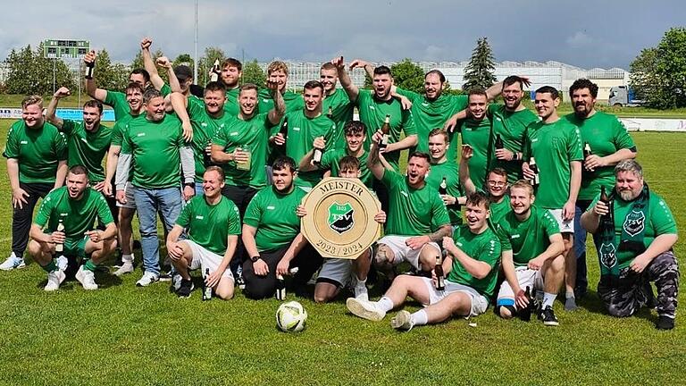 Der TSV Albertshofen ist Meister in der B-Klasse Würzburg 1. Die 'Höpperer' setzten sich mit einem 4:1-Auswärtssieg beim TSV Sulzfeld II die Krone in ihrer Liga auf. Der TSV Albertshofen ist Meister in der B-Klasse Würzburg 1. Die 'Höpperer' setzten sich mit einem 4:1-Auswärtssieg beim TSV Sulzfeld II die Krone in ihrer Liga auf.