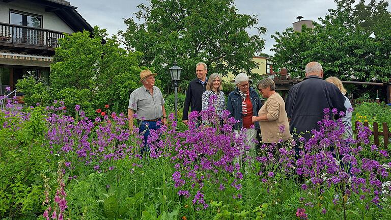 Viele interessierte Gartenfreunde informierten sich bei Gerhard Karl. Viele interessierte Gartenfreunde informierten sich bei Gerhard Karl.