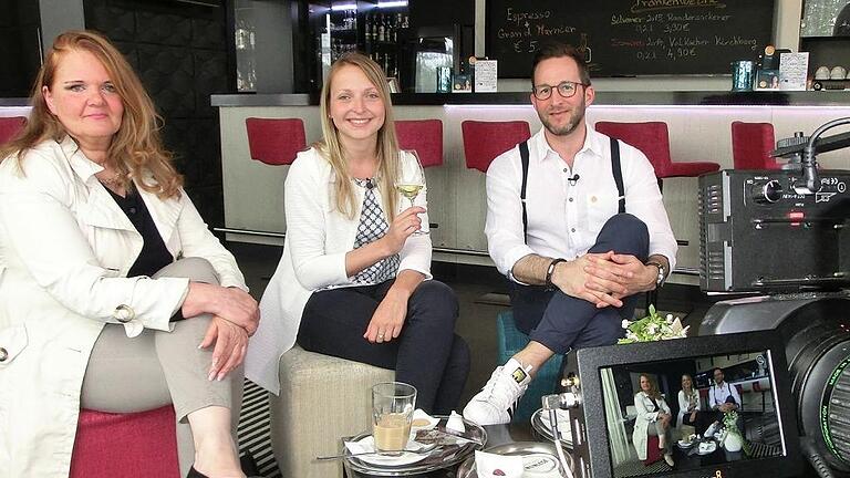 Bei Dreharbeiten zum „Perfekten Dinner“ im Würzburger Hotel Mercure: (von links) Theresia Edskes aus Triefenstein, die ehemalige Fränkische Weinkönigin Marion Wunderlich aus Tauberrettersheim und Sascha Mannel aus Würzburg. Bei Dreharbeiten zum „Perfekten Dinner“ im Würzburger Hotel Mercure: (von links) Theresia Edskes aus Triefenstein, die ehemalige Fränkische Weinkönigin Marion Wunderlich aus Tauberrettersheim und Sascha Mannel aus Würzburg.
