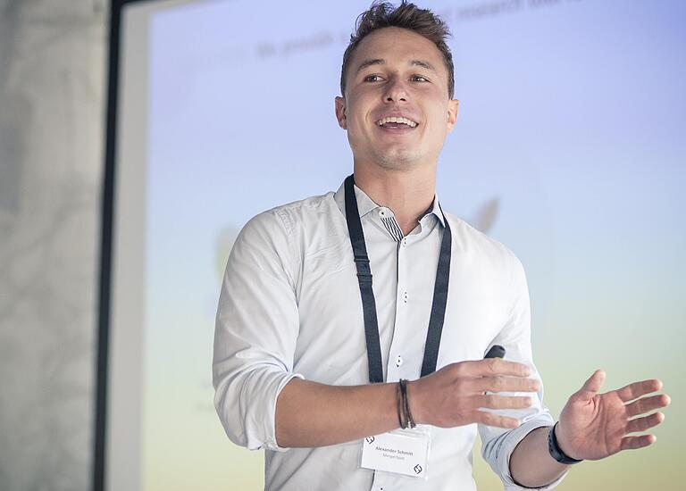 Der KI-Experte Alexander Schmitt aus Giebelstadt (Lkr. Würzburg) ist davon überzeugt, dass man vor Künstlicher Intelligenz keine Angst haben muss. Schmitt spricht Ende September auf der Konferenz 'mainIT' in Eibelstadt. Der KI-Experte Alexander Schmitt aus Giebelstadt (Lkr. Würzburg) ist davon überzeugt, dass man vor Künstlicher Intelligenz keine Angst haben muss. Schmitt spricht Ende September auf der Konferenz 'mainIT' in Eibelstadt.