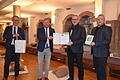 Vor den Doppelarkaden aus dem 12. Jahrhundert erhielt der Benediktushof Holzkirchen aus den Händen von Landrat Thomas Ebert eine Urkunde für qualifizierte freiwillige Umweltleistungen. Das Bild zeigt von links: Michael Dröse, Leiter des Stabstellenfachbereichs Kreisentwicklung, Landrat Thomas Eberth, Geschäftsführer Gerhard Bader und Bürgermeister Daniel Bachmann.