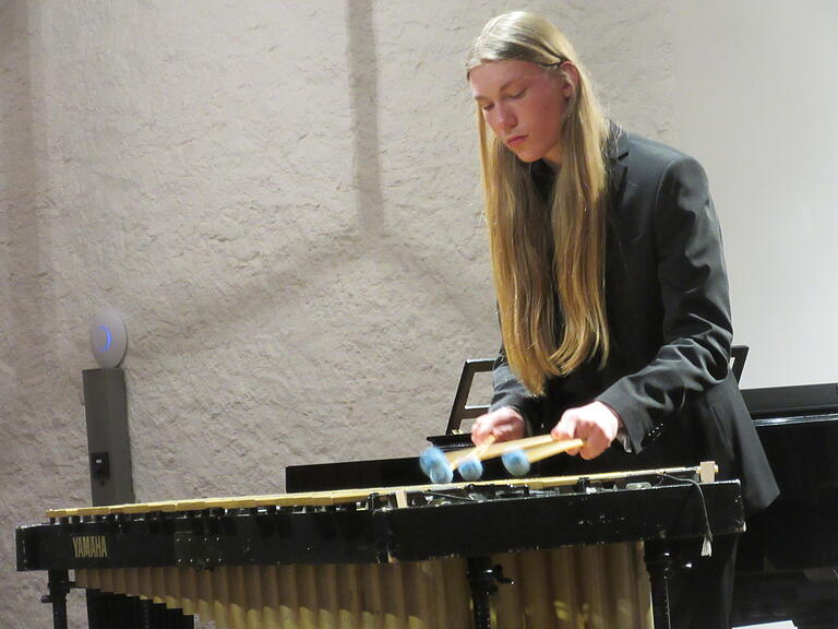 Ein abwechslungsreiches Konzert von Schülerinnen und Schülern der Berufsfachschule für Musik in Bad Königshofen konnten die Besucher im Kloster Wechterswinkel genießen: Phillipp Leon Müller am Vibraphon. Ein abwechslungsreiches Konzert von Schülerinnen und Schülern der Berufsfachschule für Musik in Bad Königshofen konnten die Besucher im Kloster Wechterswinkel genießen: Phillipp Leon Müller am Vibraphon.