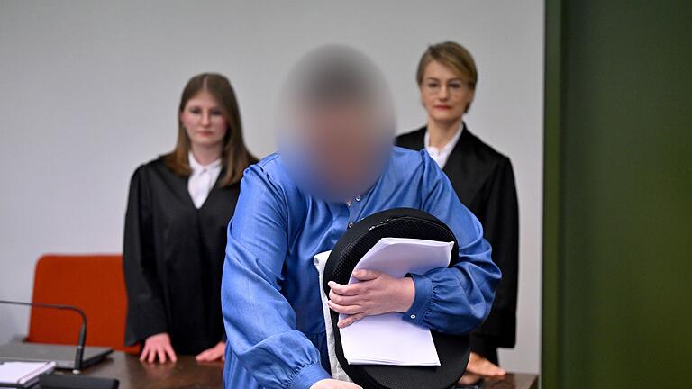 Steuer-Verfahren gegen Tandler.jpeg - Die Angeklagte Andrea Tandler steht an ihrem Platz im Gerichtssaal zwischen ihren Anwältinnen Cheyenne Blum (links) und Sabine Stetter. Steuer-Verfahren gegen Tandler.jpeg - Die Angeklagte Andrea Tandler steht an ihrem Platz im Gerichtssaal zwischen ihren Anwältinnen Cheyenne Blum (links) und Sabine Stetter.