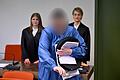Steuer-Verfahren gegen Tandler.jpeg       -  Die Angeklagte Andrea Tandler steht an ihrem Platz im Gerichtssaal zwischen ihren Anwältinnen Cheyenne Blum (links) und Sabine Stetter.