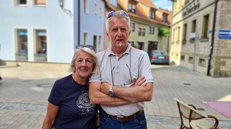 Renate und Erwin Richter aus Dachau spüren nicht nur in Volkach den Personalmangel in der Gastronomie.