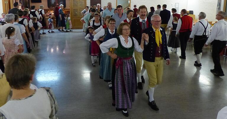 Mit einer Polonaise, an der sich Jung und Alt, Groß und Klein beteiligten, wurde der fränkische Tanzabend eingeläutet. Mit einer Polonaise, an der sich Jung und Alt, Groß und Klein beteiligten, wurde der fränkische Tanzabend eingeläutet.