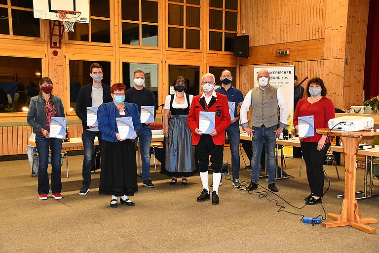 Viele Musikvereine sind dem Nordbayerischen Musikbund (NBMB) schon lange treu. Nun wurde deren Vertretern mit Urkunden und Glückwünschen gedankt. Mit auf dem Bild sind die Kreisvorsitzende Renate Haag (fünfte von rechts) und der Bezirksvorsitzende Max Mages (zweiter von rechts). Viele Musikvereine sind dem Nordbayerischen Musikbund (NBMB) schon lange treu. Nun wurde deren Vertretern mit Urkunden und Glückwünschen gedankt. Mit auf dem Bild sind die Kreisvorsitzende Renate Haag (fünfte von rechts) und der Bezirksvorsitzende Max Mages (zweiter von rechts).