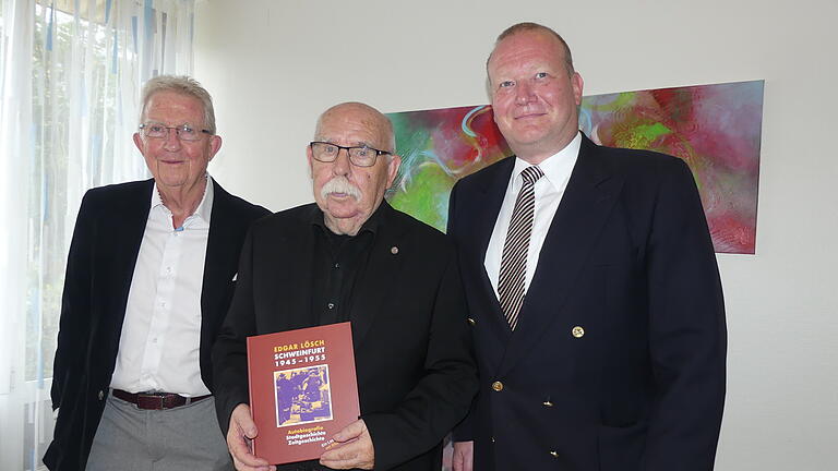 Unterstützung für das Buchprojekt kam auch von der 'Gesellschaft Harmonie' (von links): Ehrenvorsitzender Georg Kreiner, Autor Edgar Lösch und Christian Rehrmann als stellvertretender Vorsitzender. Unterstützung für das Buchprojekt kam auch von der 'Gesellschaft Harmonie' (von links): Ehrenvorsitzender Georg Kreiner, Autor Edgar Lösch und Christian Rehrmann als stellvertretender Vorsitzender.