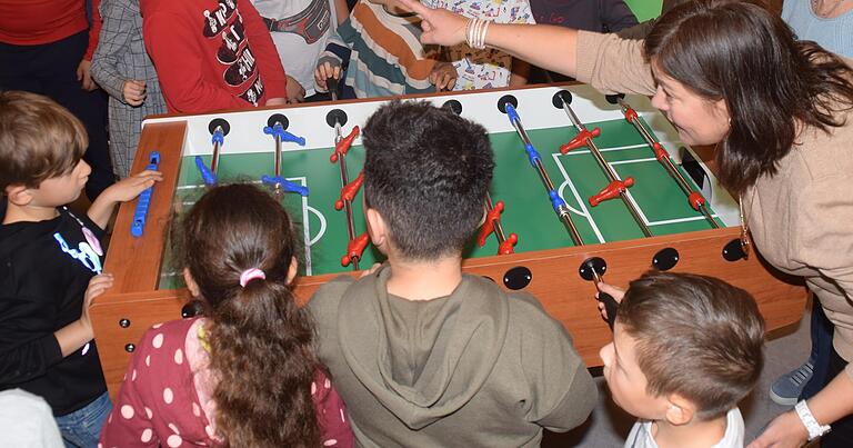 Groß ist die Freude der Kinder über den Kicker. Groß ist die Freude der Kinder über den Kicker.