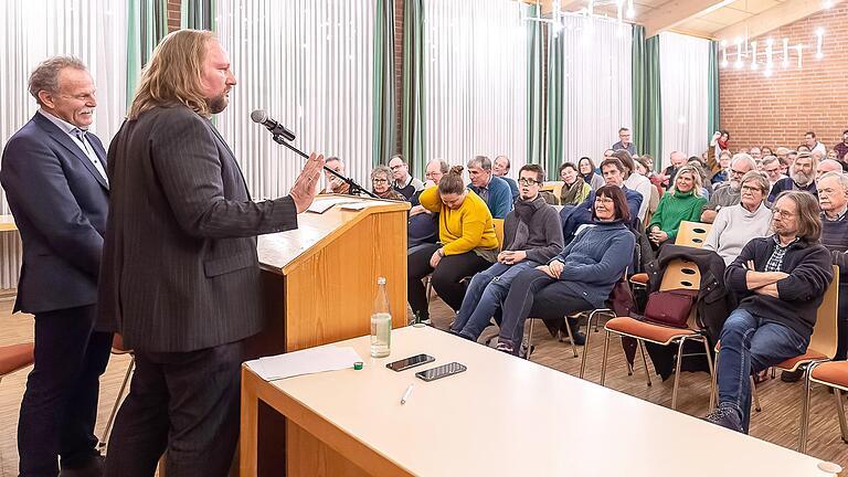 Voller Saal bei der Grünen-Veranstaltung in Schweinfurt mit Paul Knoblach (links) und Anton Hofreiter.