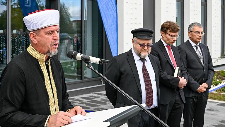 Ein besonderer, ergreifender Moment: die ökumenische Segnung des neuen Forschungsbaus mit Vertretern des Islam, jüdischer Gemeinde und der christlichen Konfessionen. Ein besonderer, ergreifender Moment: die ökumenische Segnung des neuen Forschungsbaus mit Vertretern des Islam, jüdischer Gemeinde und der christlichen Konfessionen. 