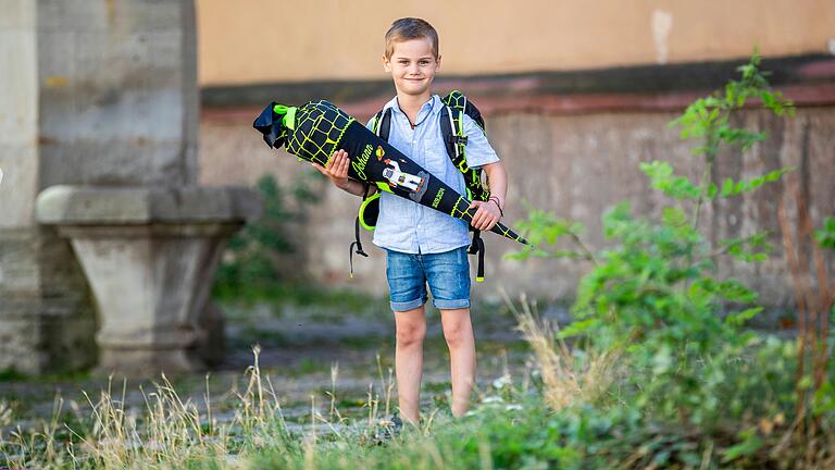 Johann ist gespannt auf seinen ersten Schultag.