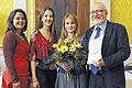 Blumen für die Rose: Anne Rieckhoff wurde für die Verkörperung der Rose Bernd mit dem Ulrich-Burkhardt-Preis der Theaterfreunde Meiningen ausgezeichnet. Im Bild (von links) Camila Ribero-Souza und Carolina Krogius, Preisträgerinnen des Ulrich-Burkhardt-Preises 2013, Anne Rieckhof und der Vorsitzende der Theaterfreunde, Thomas Michel.