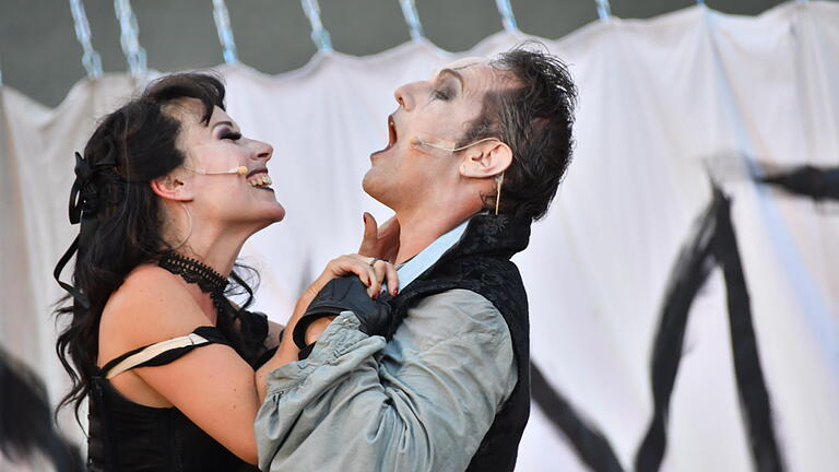 Mit der 'Dreigroschenoper' von Bertold Brecht und Kurt Weill begannen die Röttinger Frankenfestspiele.