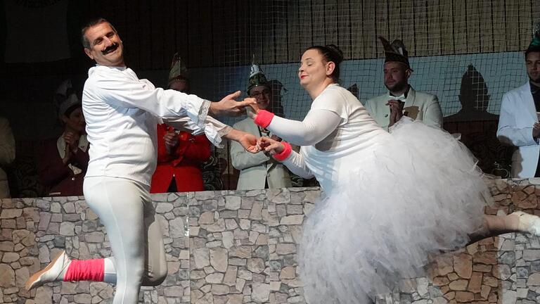 Anmut und Grazie! Das Tanzpaar aus Rafld zeigten ein reichlich untypisches Ballett. Foto: Pierre Strecker - Anmut und Grazie! Das Tanzpaar aus Rafld zeigten ein reichlich untypisches Ballett. Foto: Pierre Strecker Anmut und Grazie! Das Tanzpaar aus Rafld zeigten ein reichlich untypisches Ballett. Foto: Pierre Strecker - Anmut und Grazie! Das Tanzpaar aus Rafld zeigten ein reichlich untypisches Ballett. Foto: Pierre Strecker