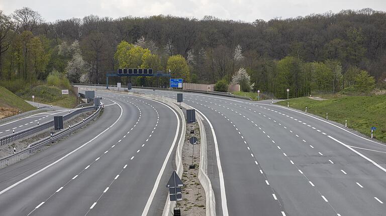 Keine Auto in Sicht: So leer wie auf dem Bild waren die Autobahnen nur zur Zeit des Lockdowns. Im Bild die A3 am Ostersonntag 2020 bei der Baustelle Würzburg-Heidingsfeld. Keine Auto in Sicht: So leer wie auf dem Bild waren die Autobahnen nur zur Zeit des Lockdowns. Im Bild die A3 am Ostersonntag 2020 bei der Baustelle Würzburg-Heidingsfeld.