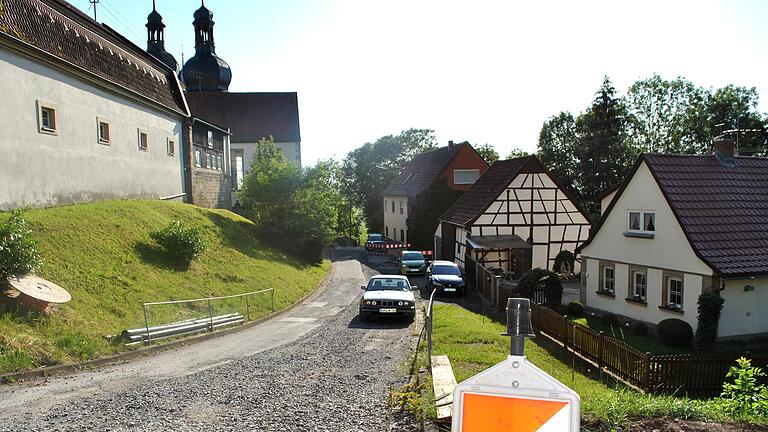 Rund eine Million Euro fließt in Sulzdorf in den Tiefbau, hier der Kirchenrangen in Sternberg. Rund eine Million Euro fließt in Sulzdorf in den Tiefbau, hier der Kirchenrangen in Sternberg.