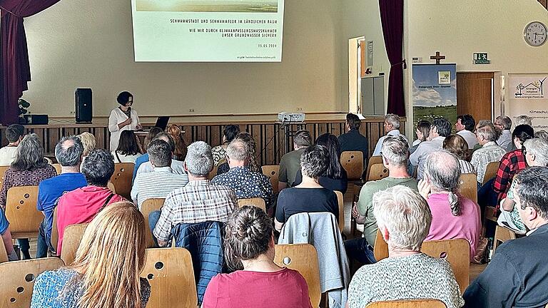 Auf großes Interesse stieß im Gemeindehaus von Großeibstadt der Vortrag von Landschaftsarchitektin Gudrun Rentsch zum Thema 'Schwammstadt und Schwammflur.' Auf großes Interesse stieß im Gemeindehaus von Großeibstadt der Vortrag von Landschaftsarchitektin Gudrun Rentsch zum Thema 'Schwammstadt und Schwammflur.'