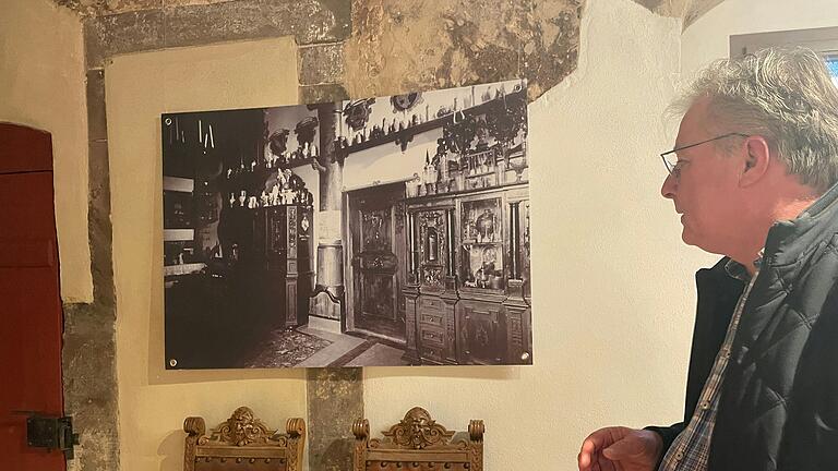 Thomas Horling vor einer Fotografie, die die Sammlung Sattler auf Schloss Mainberg zeigt. Thomas Horling vor einer Fotografie, die die Sammlung Sattler auf Schloss Mainberg zeigt. 