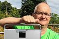Gerhard Fischer und die Waage: Gute drei Kilo hat er sich abgearbeitet.