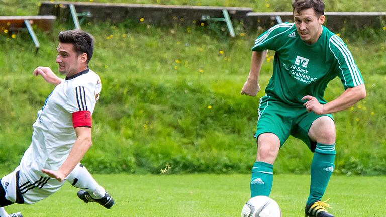 Damals (die Szene stammt aus dem Jahr 2017)&nbsp; noch im Trikot der DJK Waldberg, ist Florian Knüttel (rechts) inzwischen als Spielertrainer zum FC Sandberg gewechselt.