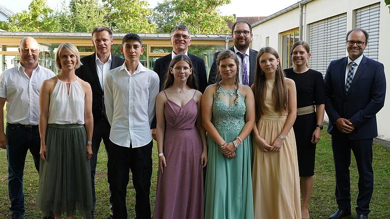 Erfolgreiche Absolventinnen und Absolventen der Mittelschule ausgezeichnet: Auf dem Foto die vier Prüfungsbesten Lénárd Tanko, Julia Hanel, Rada Fortuna und Malea Schulz gemeinsam mit Elternbeiratsvorsitzenden Christian Weck, Konrektorin Mareike Seger, Claus Anders (Lehrer 9a), Bürgermeister Ulrich Werner, Andreas Ludwig (Lehrer 9g), Theresa Bengel (Lehrerin 10M) und Rektor Detlef Haas. Erfolgreiche Absolventinnen und Absolventen der Mittelschule ausgezeichnet: Auf dem Foto die vier Prüfungsbesten Lénárd Tanko, Julia Hanel, Rada Fortuna und Malea Schulz gemeinsam mit Elternbeiratsvorsitzenden Christian Weck, Konrektorin Mareike Seger, Claus Anders (Lehrer 9a), Bürgermeister Ulrich Werner, Andreas Ludwig (Lehrer 9g), Theresa Bengel (Lehrerin 10M) und Rektor Detlef Haas.