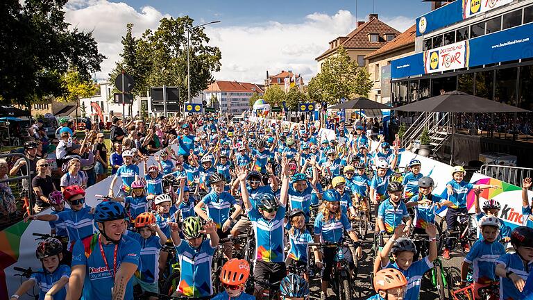 Bei der „Kinder Joy of Moving mini tour“-Parade durften die Kleinen die Prolog-Strecke testen.       -  Bei der „Kinder Joy of Moving mini tour“-Parade durften die Kleinen die Prolog-Strecke testen.